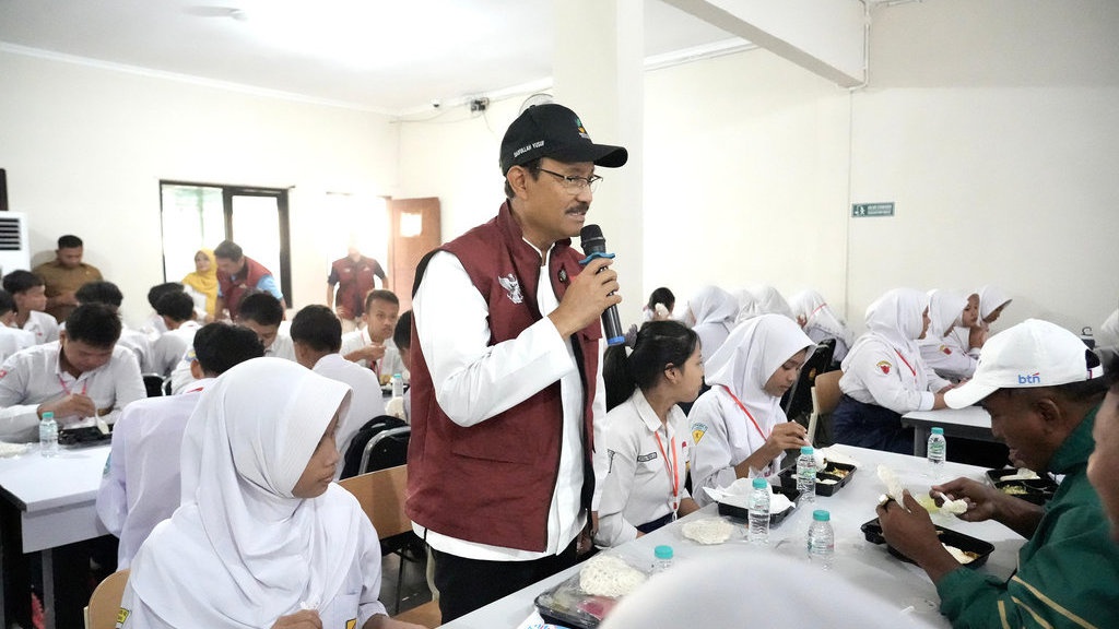 Momen Haru Gus Ipul Sarapan Bareng Siswa Sekolah Rakyat Surabaya Momen Haru Gus Ipul Sarapan Bareng Siswa Sekolah Rakyat Surabaya
