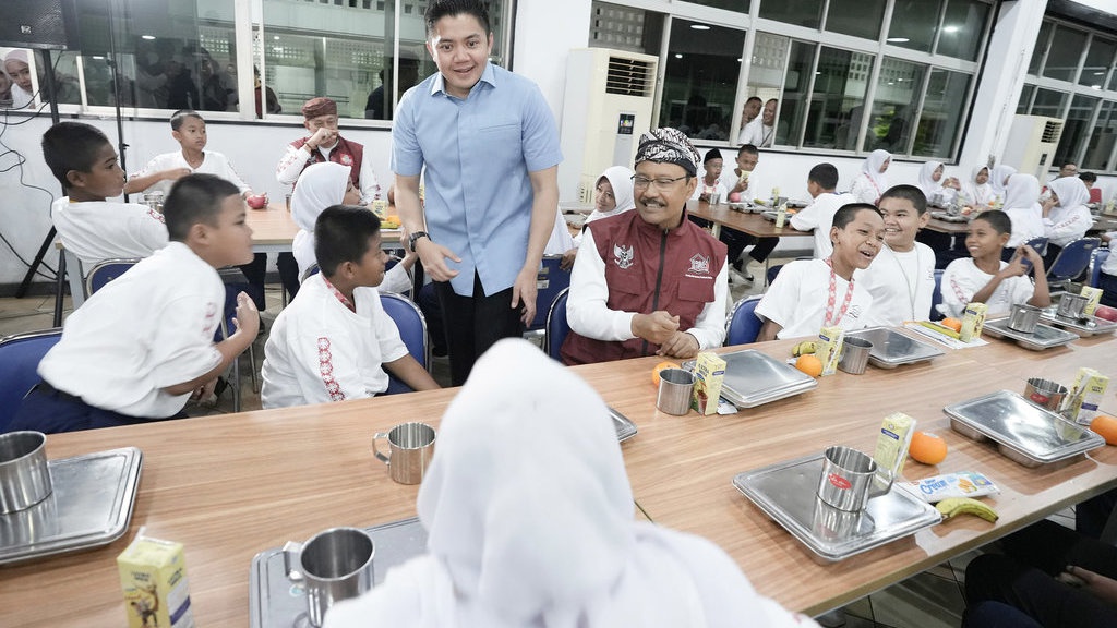 Seskab Teddy Terkesan Usai Makan Bareng Murid Sekolah Rakyat Seskab Teddy Terkesan Usai Makan Bareng Murid Sekolah Rakyat