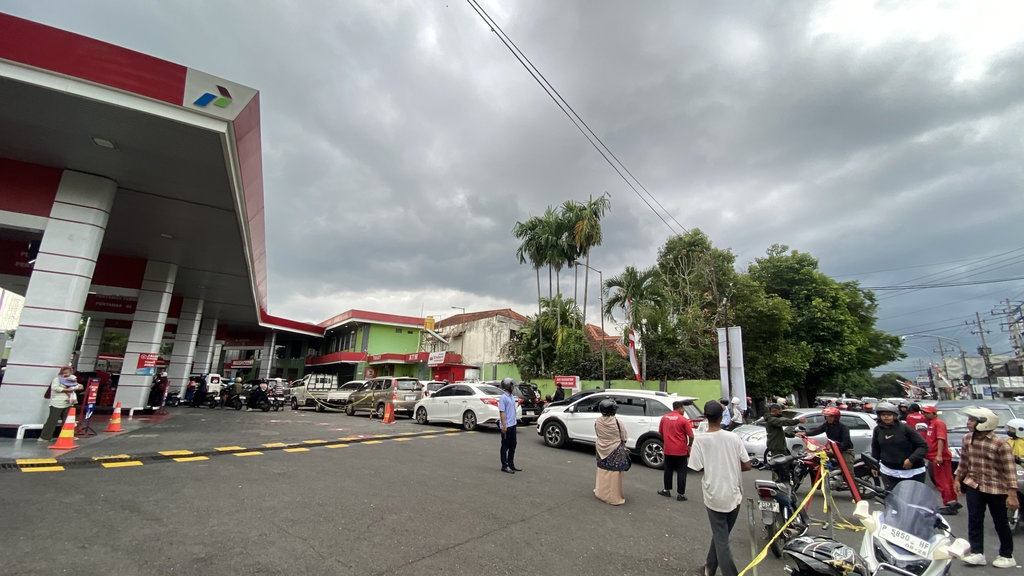 Warga Jember Mengeluh BBM Tak Kunjung Normal Warga Jember Mengeluh BBM Tak Kunjung Normal