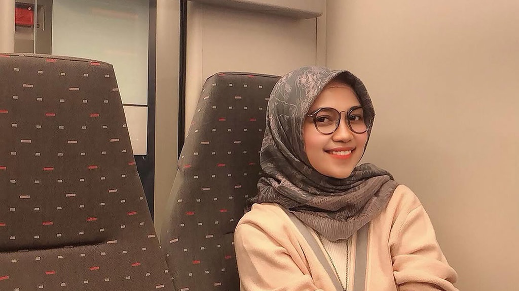 Siapa Neni Nur Hayati & Kenapa Menyomasi Dedi Mulyadi? Siapa Neni Nur Hayati & Kenapa Menyomasi Dedi Mulyadi?