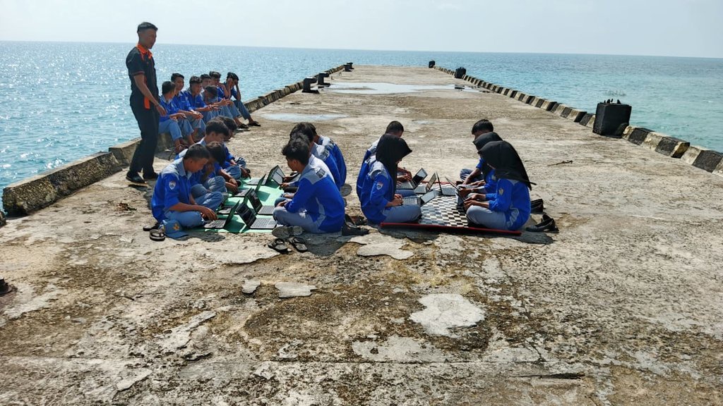 Sinyal Terbatas, SMKN 1 Pulau Tabuan Lampung ANBK di Tepi Pantai Sinyal Terbatas, SMKN 1 Pulau Tabuan Lampung ANBK di Tepi Pantai