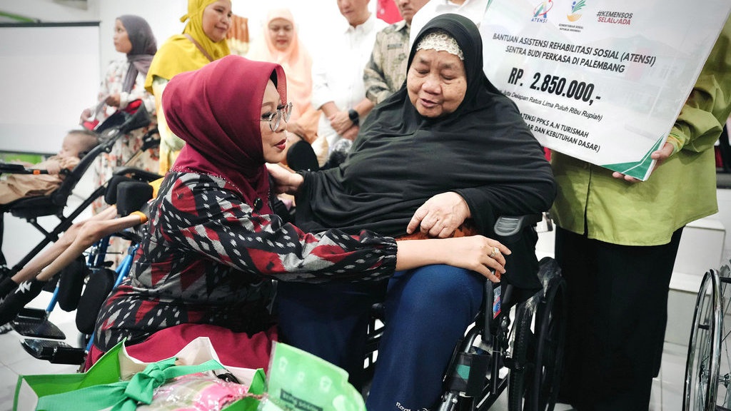 Fatma Salurkan Bantuan ATENSI dan Temui Siswa SR di Palembang Fatma Salurkan Bantuan ATENSI dan Temui Siswa SR di Palembang