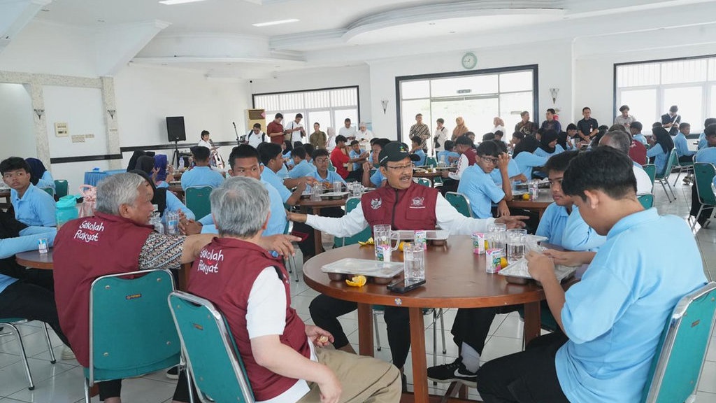 Momen Saat Menkeu-Mensos Makan Siang Bareng Murid Sekolah Rakyat Momen Saat Menkeu-Mensos Makan Siang Bareng Murid Sekolah Rakyat