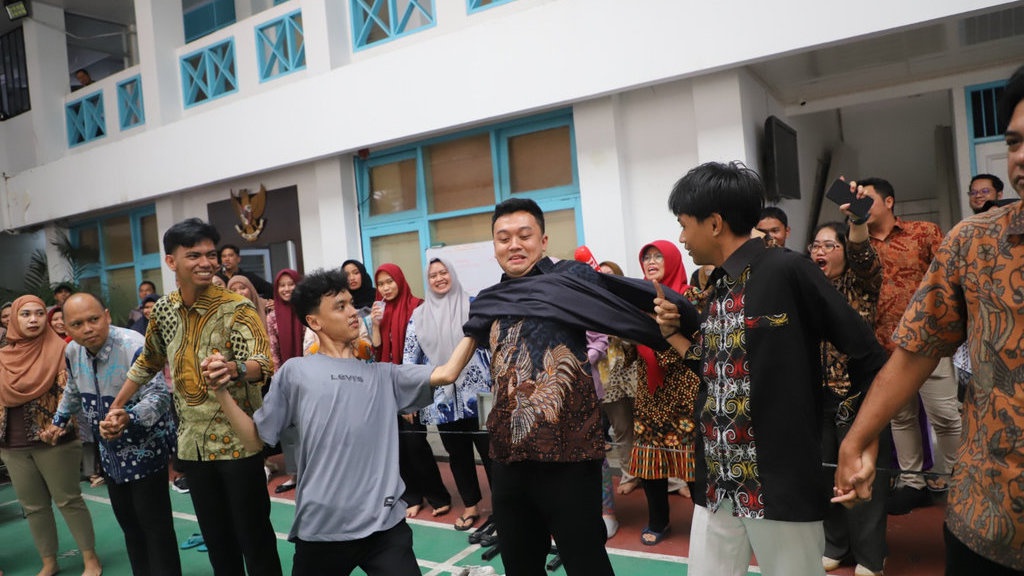 Juknis Lomba Estafet Sarung untuk Meriahkan HUT RI Juknis Lomba Estafet Sarung untuk Meriahkan HUT RI