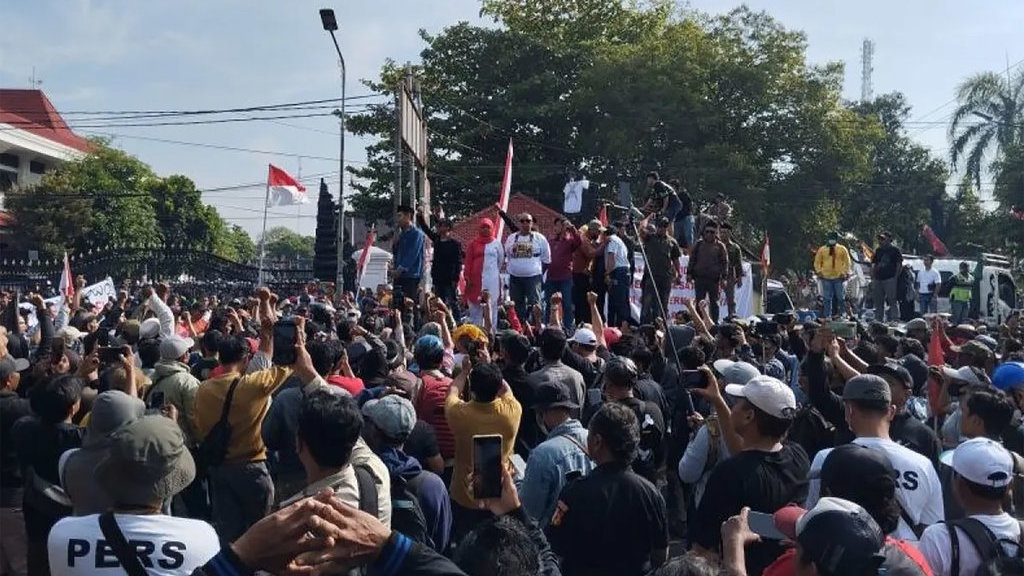Polisi Bubarkan Demo di Pati dengan Tembakan Gas Air Mata Polisi Bubarkan Demo di Pati dengan Tembakan Gas Air Mata