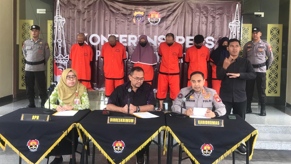 Polda DIY Serahkan 6 Tersangka Kasus Mbah Tupon ke Kejati Polda DIY Serahkan 6 Tersangka Kasus Mbah Tupon ke Kejati