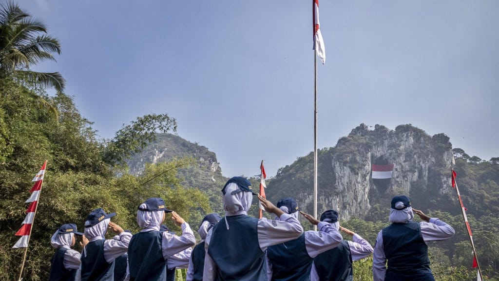 Aturan Pasang Bendera Merah Putih di Kantor, Sekolah, & Rumah Aturan Pasang Bendera Merah Putih di Kantor, Sekolah, & Rumah