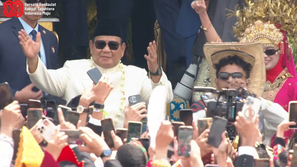 Momen Prabowo Joget Tabola Bale Bareng Warga saat HUT RI Momen Prabowo Joget Tabola Bale Bareng Warga saat HUT RI
