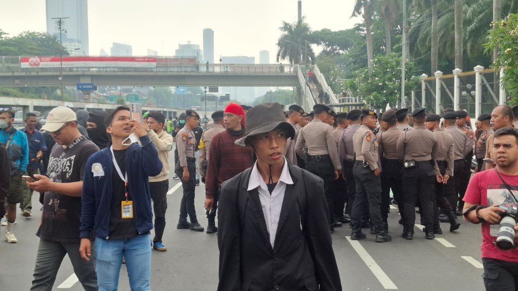 Jalan Gatot Subroto Ditutup Imbas Demo di Depan Gedung DPR-MPR Jalan Gatot Subroto Ditutup Imbas Demo di Depan Gedung DPR-MPR