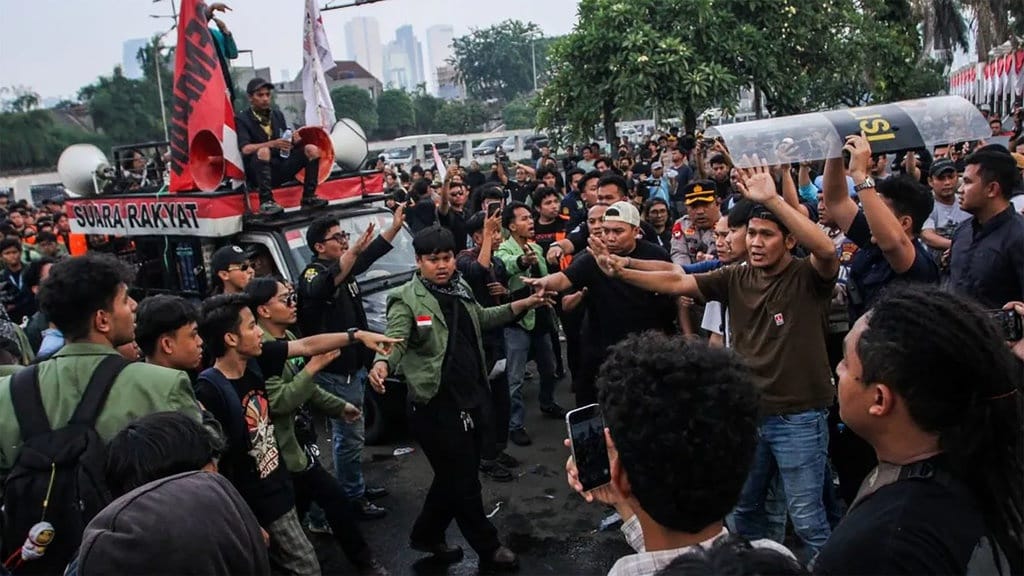 Jurnalis Foto Antara Dipukuli Aparat saat Liput Demo di DPR Jurnalis Foto Antara Dipukuli Aparat saat Liput Demo di DPR