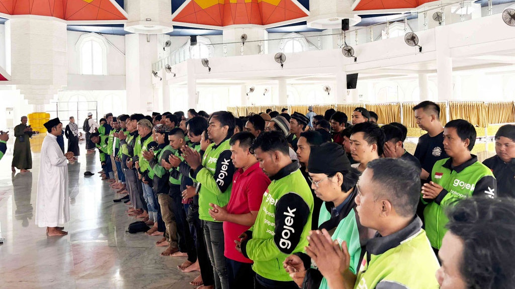 Komunitas Ojol Makassar Gelar Salat Gaib untuk Affan Kurniawan Komunitas Ojol Makassar Gelar Salat Gaib untuk Affan Kurniawan