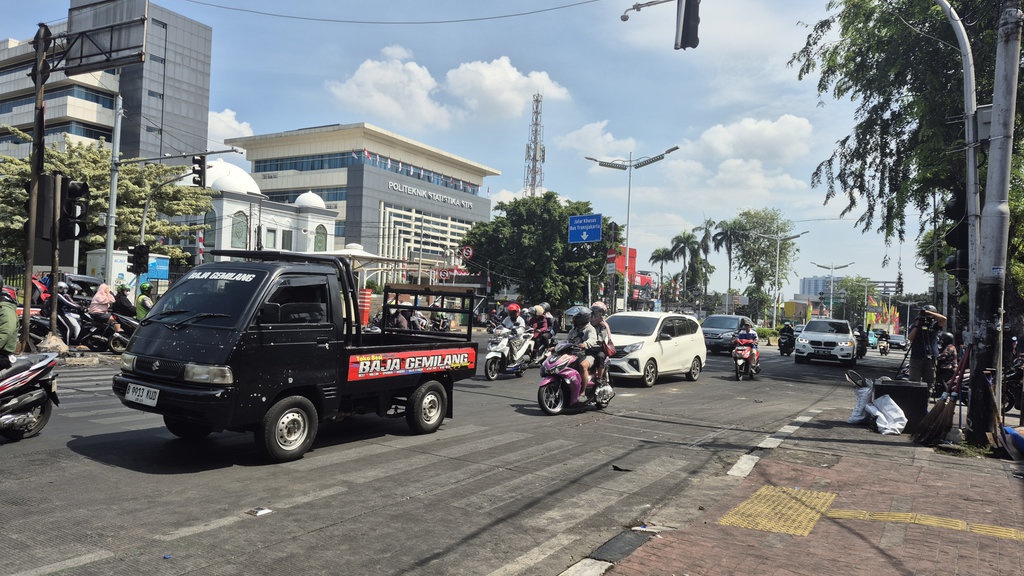 Lalu Lintas Otista Raya Berangsur Lancar usai Massa Dibubarkan Lalu Lintas Otista Raya Berangsur Lancar usai Massa Dibubarkan