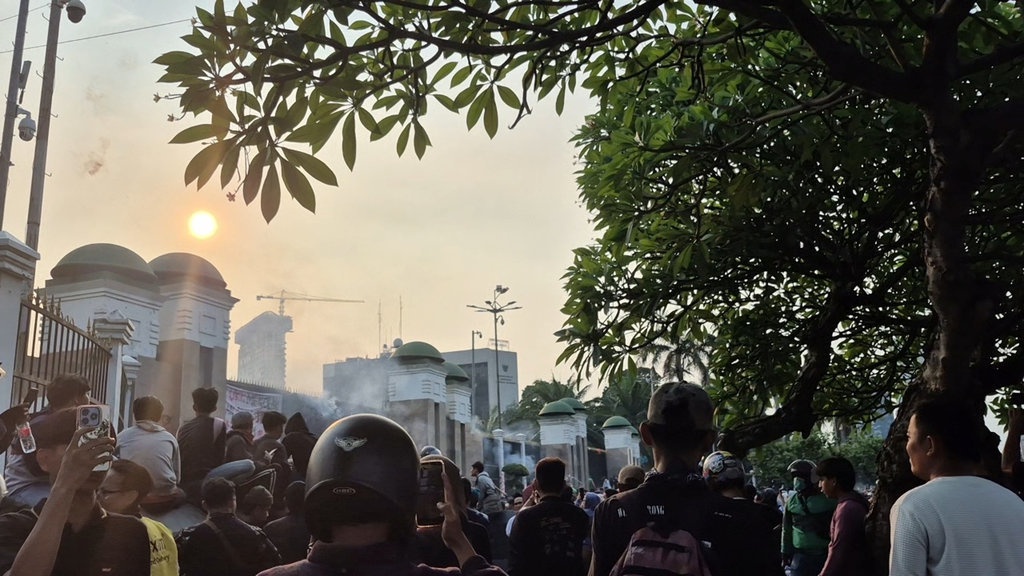 Diguyur Hujan Deras, Massa Aksi di Depan Gerbang DPR Bubar Diguyur Hujan Deras, Massa Aksi di Depan Gerbang DPR Bubar