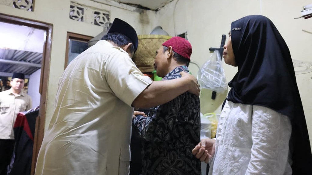 Prabowo Kunjungi Rumah Affan Ojol Korban Dilindas Rantis Brimob Prabowo Kunjungi Rumah Affan Ojol Korban Dilindas Rantis Brimob