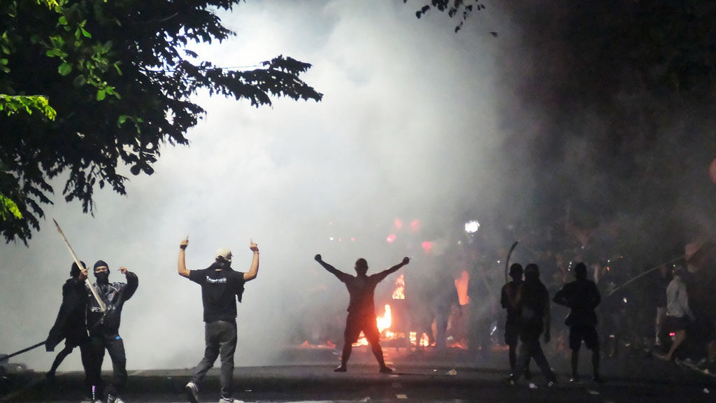 Penjelasan Perbedaan Kata Anarki, Anarkis, dan Anarkisme Penjelasan Perbedaan Kata Anarki, Anarkis, dan Anarkisme