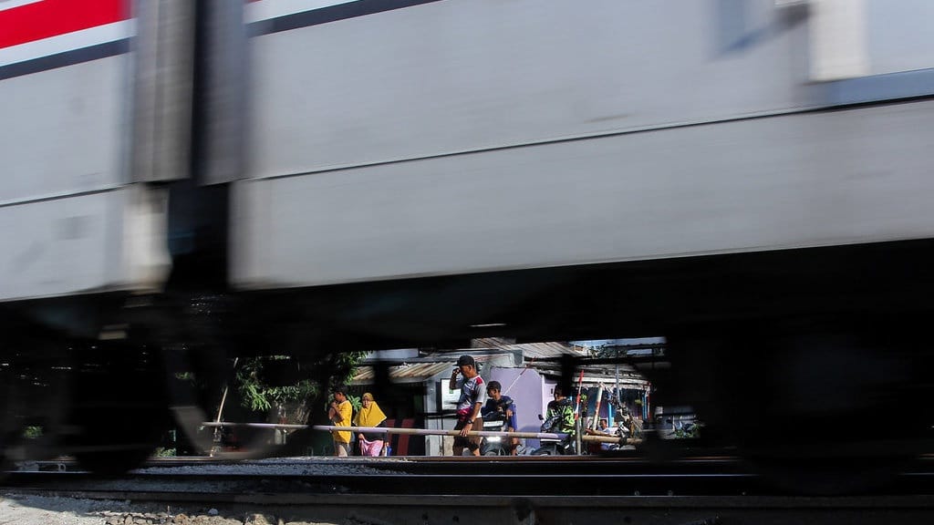 KA Argo Bromo Anggrek Tabrak KRL di Stasiun Bekasi Timur KA Argo Bromo Anggrek Tabrak KRL di Stasiun Bekasi Timur