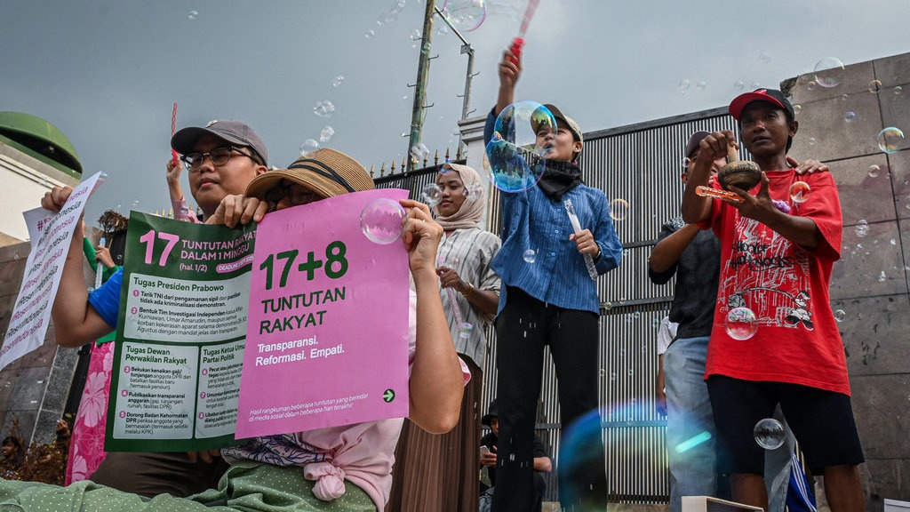 Mahasiswa Piknik di Depan DPR: Baca Buku-Main Kartu Uno Bareng