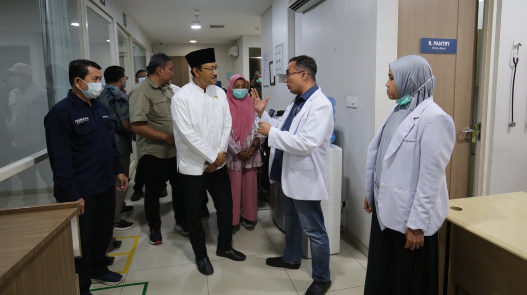 Mensos Gus Ipul Bantu dan Jenguk Korban Luka Berat Demo Makassar Mensos Gus Ipul Bantu dan Jenguk Korban Luka Berat Demo Makassar