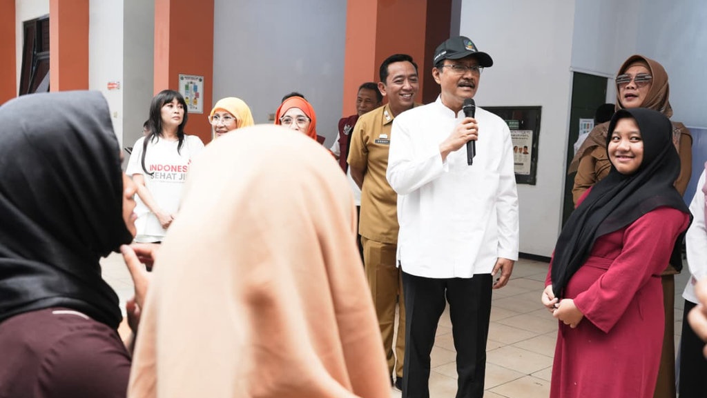 Siswa SRMP 16 Malang Sambut Kunjungan Mensos dengan Baca Puisi Siswa SRMP 16 Malang Sambut Kunjungan Mensos dengan Baca Puisi
