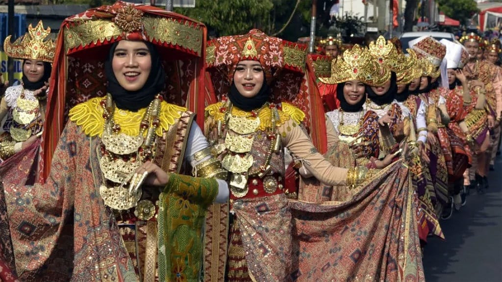 Mengenal Pakaian Adat Lampung dan Keunikannya Mengenal Pakaian Adat Lampung dan Keunikannya