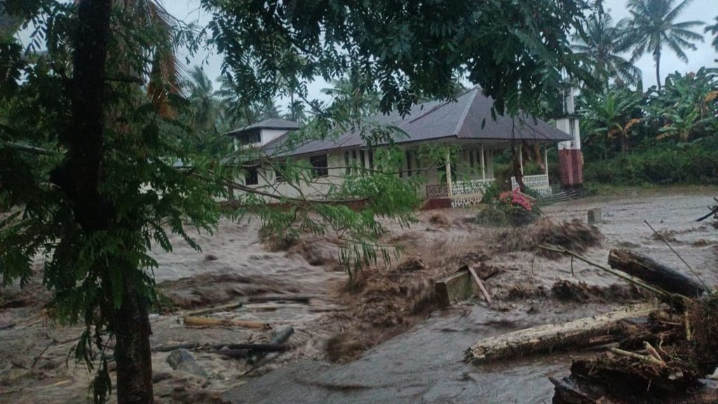 Banjir Bandang Terjang Mauponggo Nagekeo NTT: 3 Tewas, 4 Hilang Banjir Bandang Terjang Mauponggo Nagekeo NTT: 3 Tewas, 4 Hilang