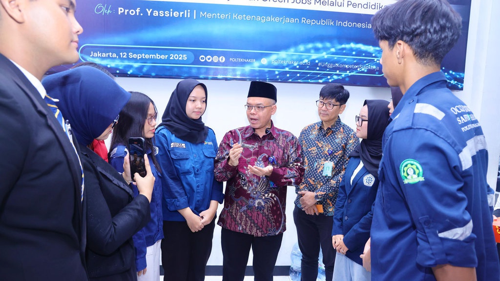 Kemnaker Dukung Mahasiswa Polteknaker Tampil di Final IPEC 2 Kemnaker Dukung Mahasiswa Polteknaker Tampil di Final IPEC 2