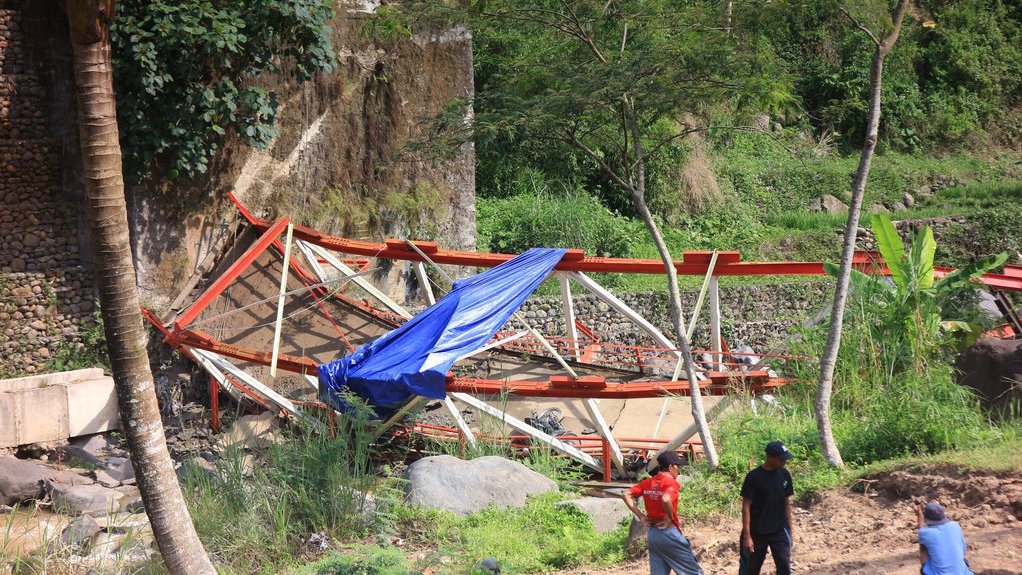 Satu Korban Ambruknya Jembatan Kalierang di Tegal Jalani Operasi Satu Korban Ambruknya Jembatan Kalierang di Tegal Jalani Operasi
