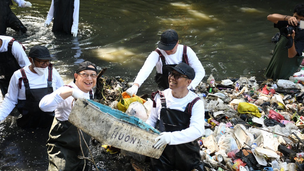 Telkom Gandeng Pandawara Gelar River Clean Up di Sungai Cioray Telkom Gandeng Pandawara Gelar River Clean Up di Sungai Cioray