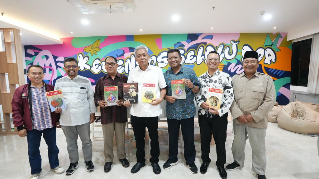 Wamensos, Wali Kota Palopo, & LP3ES Audiensi Entaskan Kemiskinan Wamensos, Wali Kota Palopo, & LP3ES Audiensi Entaskan Kemiskinan