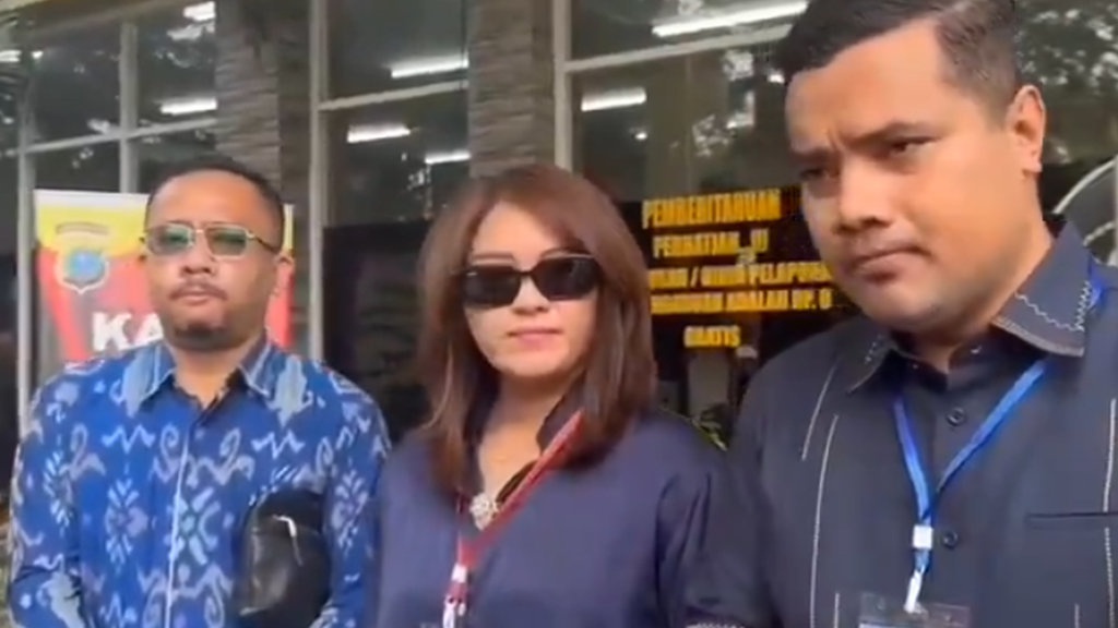 Siapa Hera Enica Lubis & Kenapa Laporkan Ferry Irwandi? Siapa Hera Enica Lubis & Kenapa Laporkan Ferry Irwandi?