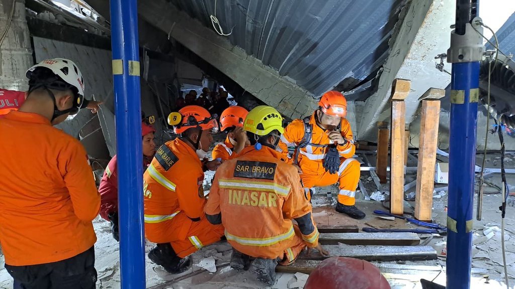 SAR Yogyakarta Bantu Evakuasi Korban Musala Ambruk di Sidoarjo SAR Yogyakarta Bantu Evakuasi Korban Musala Ambruk di Sidoarjo