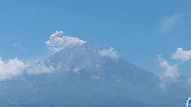 Gunung Semeru Kembali Erupsi, 4 Kali Meletus Sejak Pagi Gunung Semeru Kembali Erupsi, 4 Kali Meletus Sejak Pagi