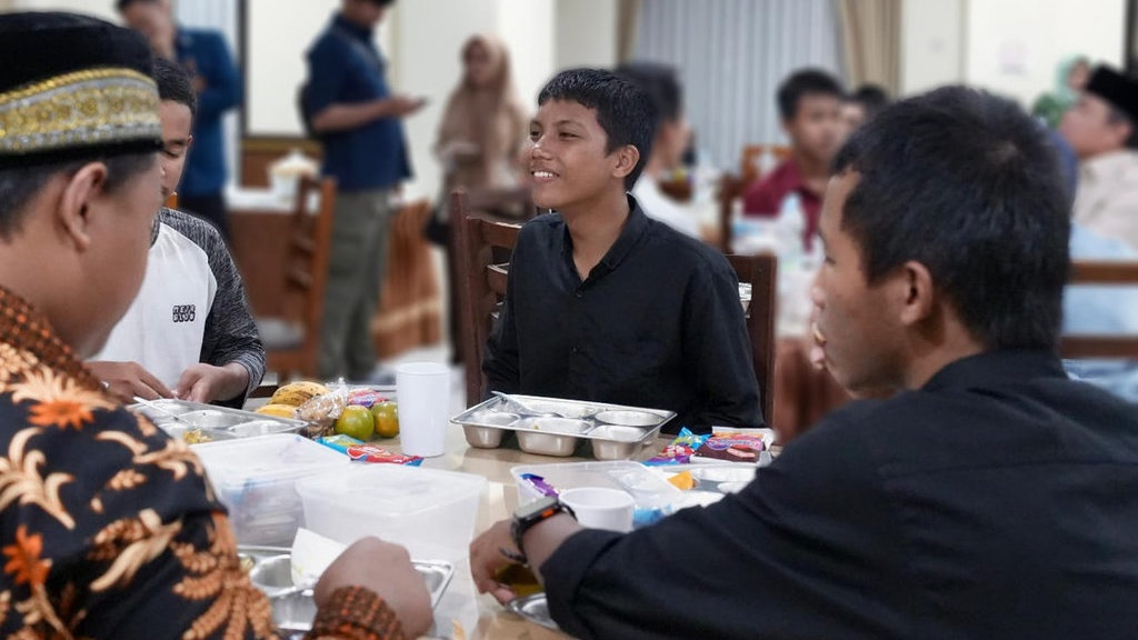 Di Sekolah Rakyat, Jeje Menulis dan Menemukan Dirinya Kembali Di Sekolah Rakyat, Jeje Menulis dan Menemukan Dirinya Kembali