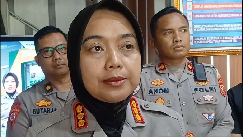 Polisi Selidiki Lokasi Dugaan Meteor Jatuh di Cirebon Polisi Selidiki Lokasi Dugaan Meteor Jatuh di Cirebon