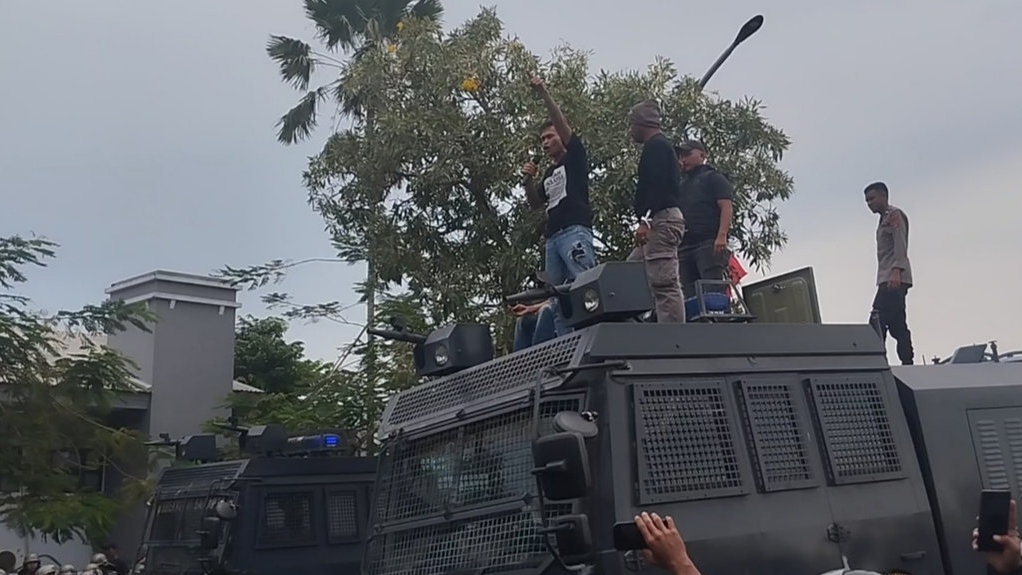 Ribuan Penambang Rakyat Demo PT Timah Tbk saat Kunjungan Prabowo Ribuan Penambang Rakyat Demo PT Timah Tbk saat Kunjungan Prabowo