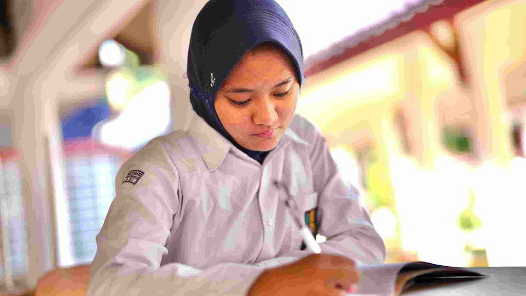 Sekolah Rakyat: Rumah Kedua Tempat Annisa Menemukan Harapan Sekolah Rakyat: Rumah Kedua Tempat Annisa Menemukan Harapan