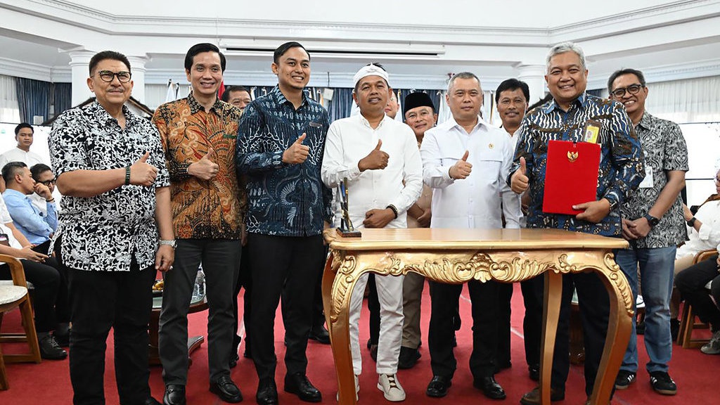 Menhub Dudy dan KDM Teken MoU Pengembangan Transportasi di Jabar Menhub Dudy dan KDM Teken MoU Pengembangan Transportasi di Jabar