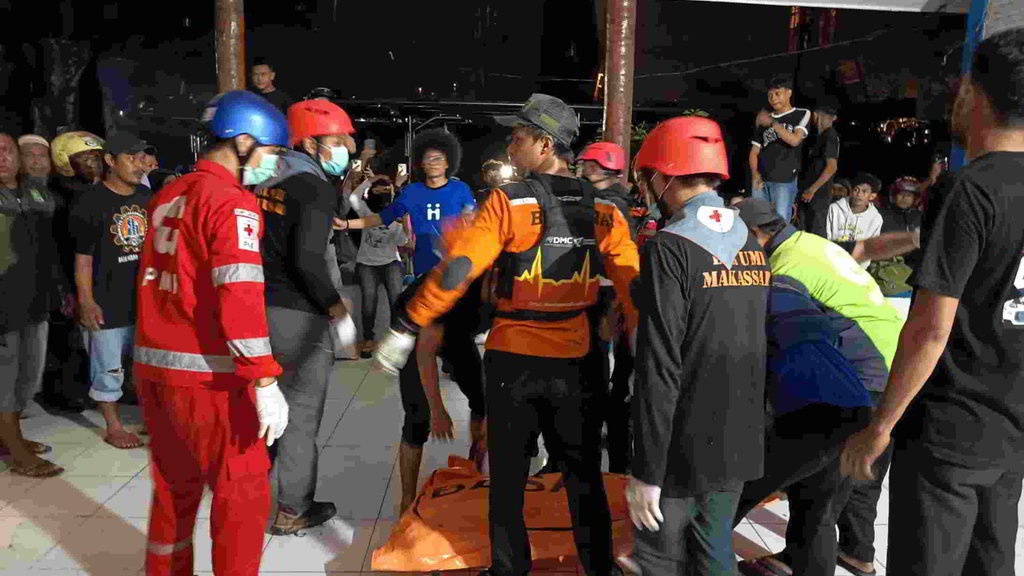 Mahasiswa UNM Tewas usai Jatuh dari Jembatan Kembar Gowa Mahasiswa UNM Tewas usai Jatuh dari Jembatan Kembar Gowa