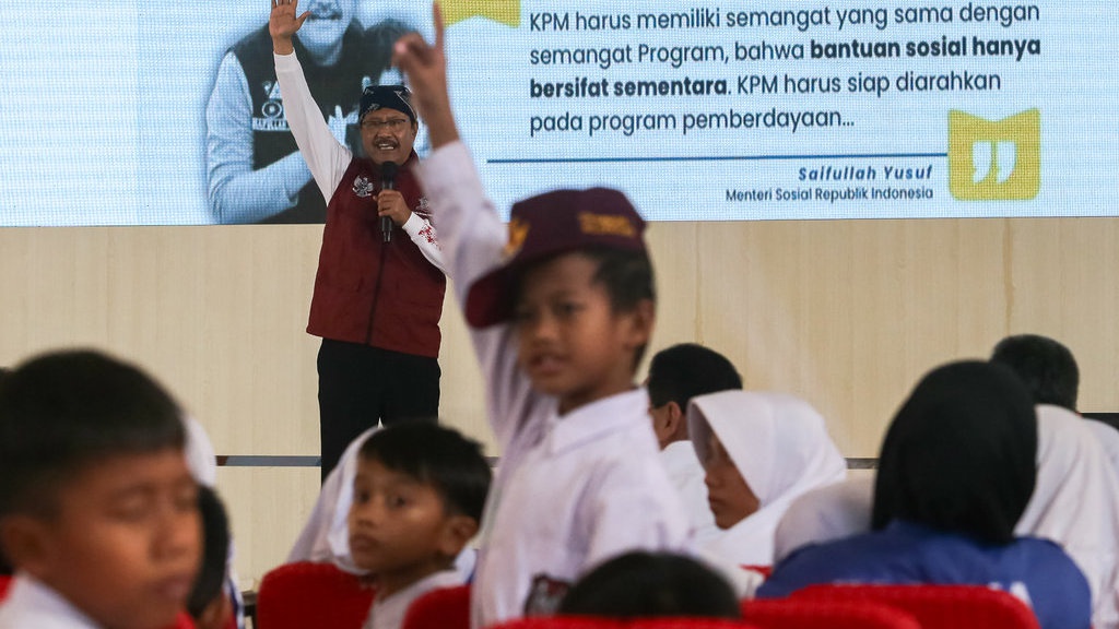 Gus Ipul Klaim Siswa SR Makin Sehat, Seragam Sampai Tak Muat Gus Ipul Klaim Siswa SR Makin Sehat, Seragam Sampai Tak Muat