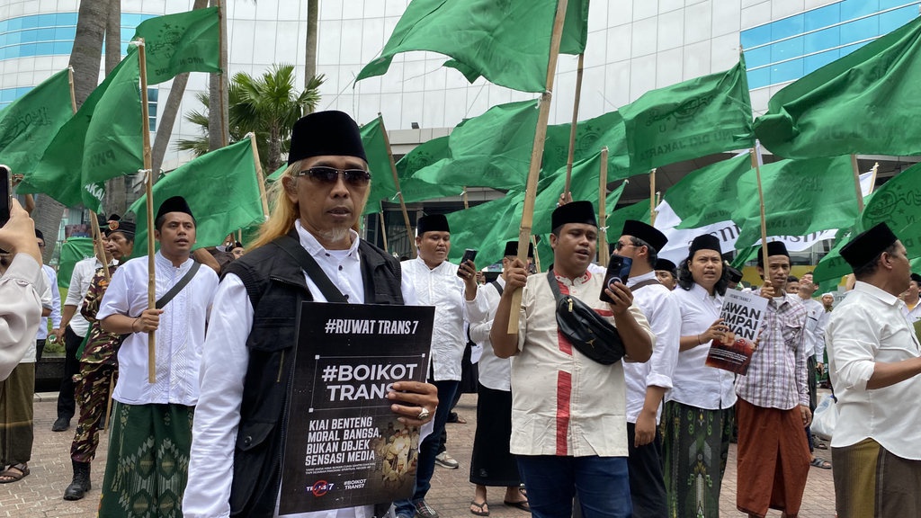 Polisi Rekayasa Lalin Imbas Demo Boikot TRANS7 di Transmedia Polisi Rekayasa Lalin Imbas Demo Boikot TRANS7 di Transmedia