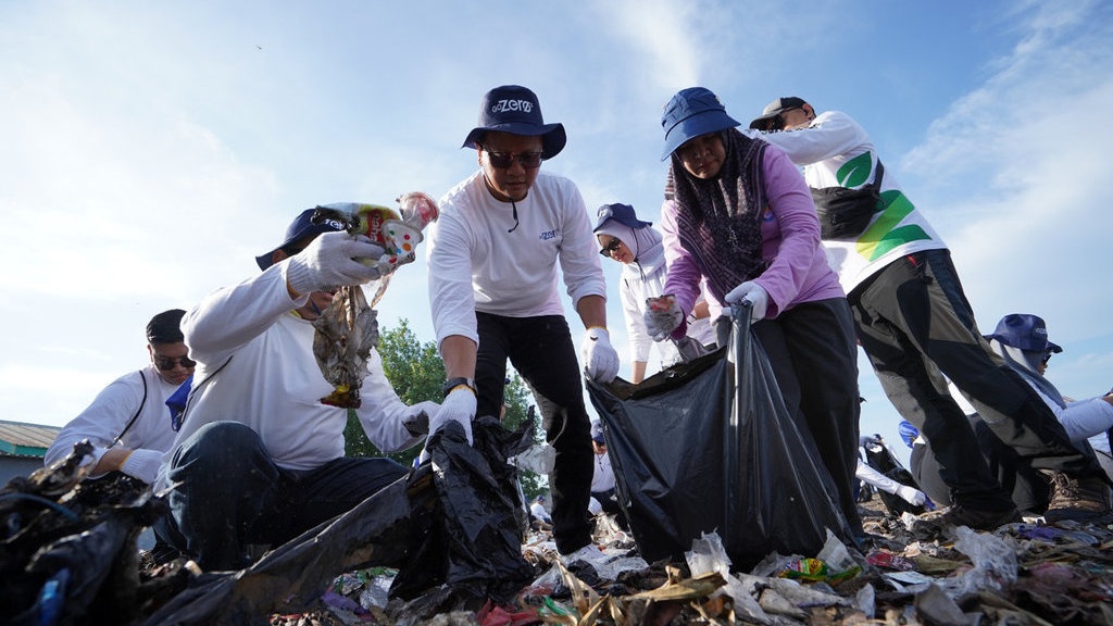 Telkom Kumpulkan 1,4 Ton Sampah dalam Aksi Bersih Pantai Telkom Kumpulkan 1,4 Ton Sampah dalam Aksi Bersih Pantai