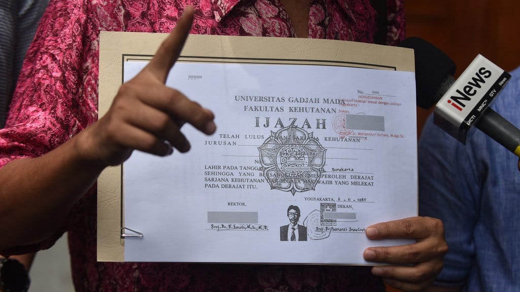 Sidang KIP Perintahkan KPU Serahkan Salinan Ijazah Jokowi Sidang KIP Perintahkan KPU Serahkan Salinan Ijazah Jokowi
