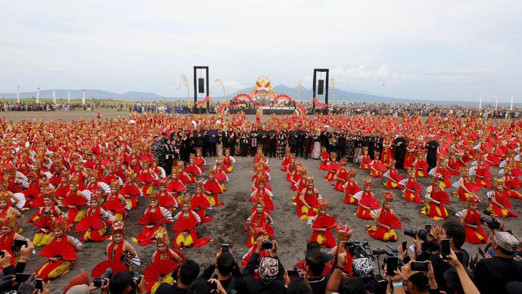 Pagelaran Kolosal Gandrung Sewu Banyuwangi 2025 Kian Memukau Pagelaran Kolosal Gandrung Sewu Banyuwangi 2025 Kian Memukau