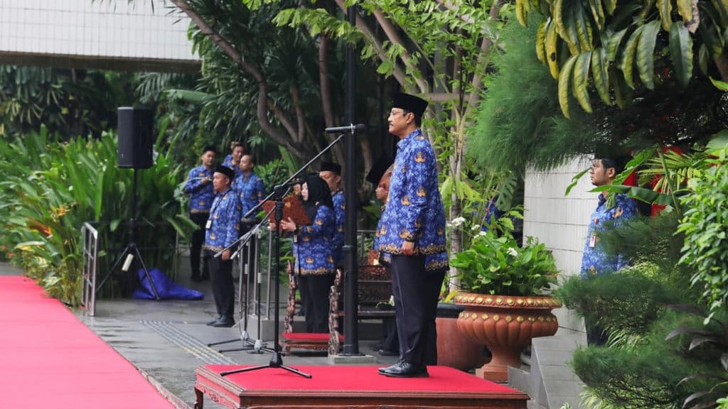 Mensos Pimpin Upacara Hari Sumpah Pemuda di Tengah Guyuran Hujan Mensos Pimpin Upacara Hari Sumpah Pemuda di Tengah Guyuran Hujan