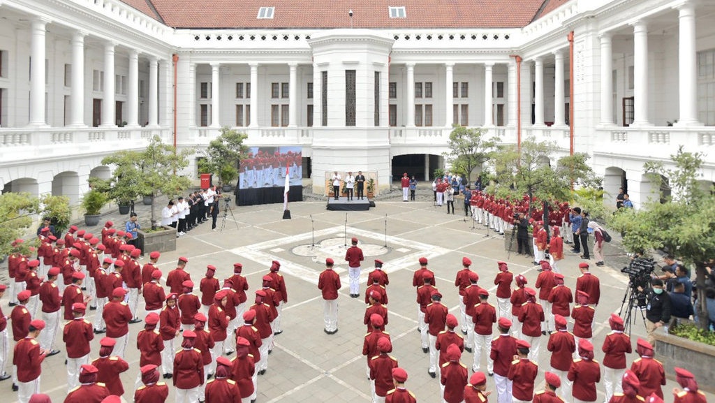 Mensos Ajak Siswa SR Upacara Sumpah Pemuda dan Tur di Museum BI Mensos Ajak Siswa SR Upacara Sumpah Pemuda dan Tur di Museum BI