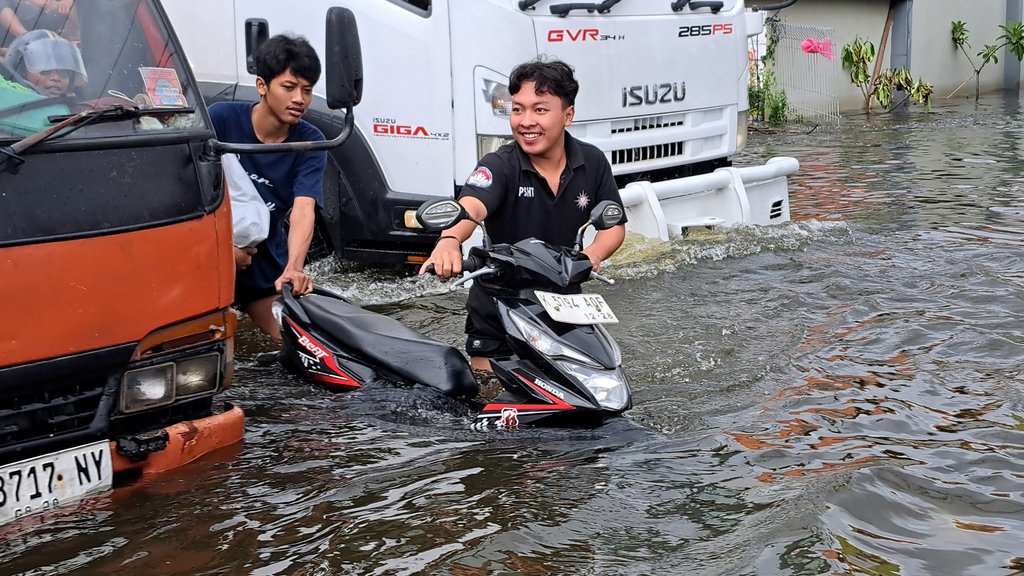 Derita Warga Semarang Berhari-hari dalam Kepungan Banjir Derita Warga Semarang Berhari-hari dalam Kepungan Banjir