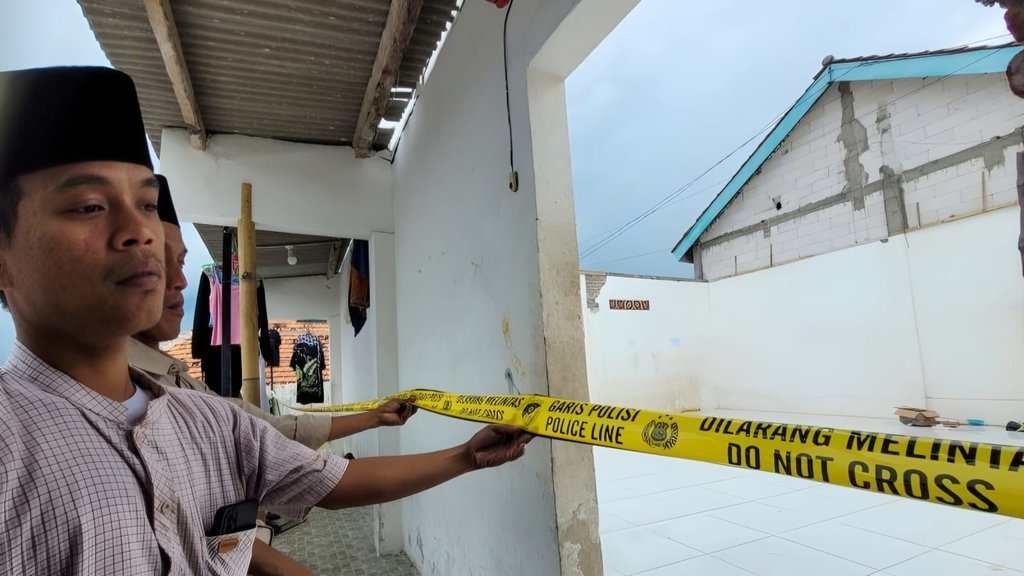 Atap Asrama Ponpes di Situbondo Ambruk: 1 Santri Tewas, 18 Luka Atap Asrama Ponpes di Situbondo Ambruk: 1 Santri Tewas, 18 Luka