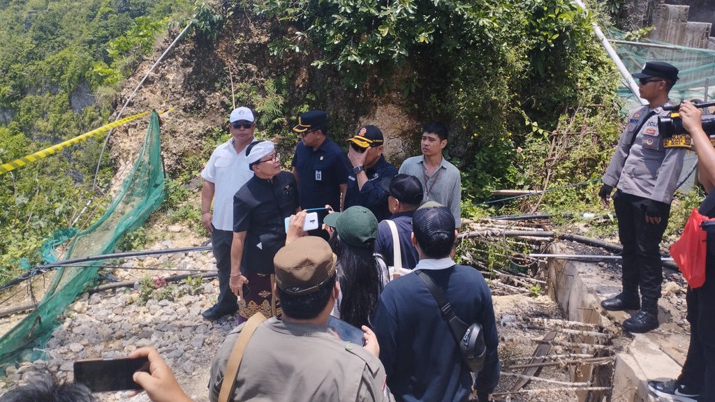 Proyek Lift Kaca di Pantai Kelingking Bali Dihentikan Sementara Proyek Lift Kaca di Pantai Kelingking Bali Dihentikan Sementara