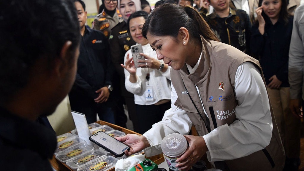 Menkomdigi: 250 Ribu Warga Sragen Sudah Gunakan Pembayaran QRIS Menkomdigi: 250 Ribu Warga Sragen Sudah Gunakan Pembayaran QRIS
