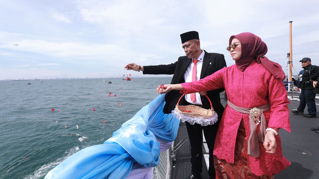Hari Pahlawan 2025, Kemensos dan TNI AL Tabur Bunga di Laut Hari Pahlawan 2025, Kemensos dan TNI AL Tabur Bunga di Laut